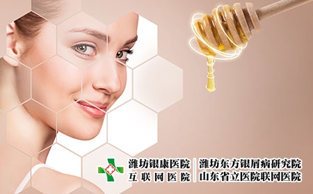 攝圖網_289632094_年輕女人和蜂蜜勺子準備面部具 攝圖網_289632094_年輕女人和蜂蜜勺子準備面部具