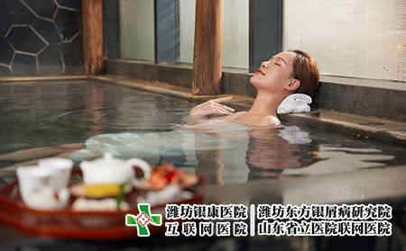 攝圖網_501702908_年輕美女泡湯溫泉池（企業商用）泡浴