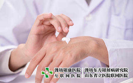 攝圖網_300875203_醫生涂手霜(企業商用) 攝圖網_300875203_醫生涂手霜(企業商用)