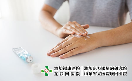 攝圖網(wǎng)_300119676_醫(yī)學,醫(yī)療保健人的密切婦女的手應(yīng)用奶油治療藥膏用奶油治療藥膏雙手（企業(yè)商用）