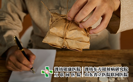 攝圖網(wǎng)_501674736_中醫(yī)醫(yī)師調(diào)配中藥（企業(yè)商用）