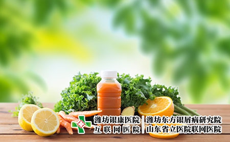 攝圖網_300127981_健康的飲食,食物,節食素食的瓶子與胡蘿卜汁,水果蔬菜木制桌子上綠色的自然背景裝胡蘿卜汁水果蔬菜的瓶子裝(企業商用) 攝圖網_300127981_健康的飲食,食物,節食素食的瓶子與胡蘿卜汁,水果蔬菜木制桌子上綠色的自然背景裝胡蘿卜汁水果蔬菜的瓶子裝(企業商用)