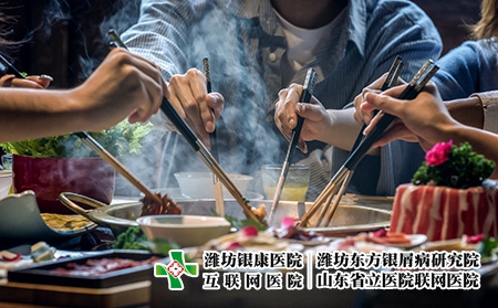 攝圖網_501102064_火鍋美食青年聚會（企業商用）