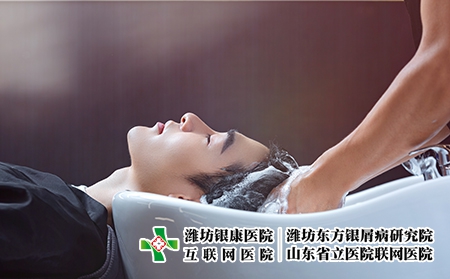 攝圖網_501431691_理發師給顧客洗頭（企業商用）