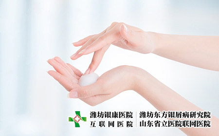 攝圖網(wǎng)_500745596_手上涂保濕霜的女人(企業(yè)商用) 攝圖網(wǎng)_500745596_手上涂保濕霜的女人(企業(yè)商用)