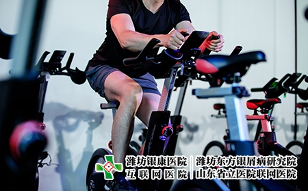 攝圖網_501311119_健身房踩單車男生(企業商用) 攝圖網_501311119_健身房踩單車男生(企業商用)