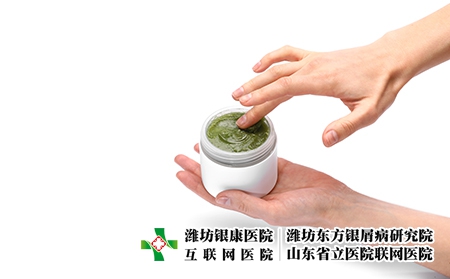 攝圖網_303673270_女手拿著一罐奶油將白紙隔絕在上皮膚護理和美容概念女手拿著一罐奶油白紙上隔絕皮膚護理和美容概念(企業(yè)商用) 攝圖網_303673270_女手拿著一罐奶油將白紙隔絕在上皮膚護理和美容概念女手拿著一罐奶油白紙上隔絕皮膚護理和美容概念(企業(yè)商用)