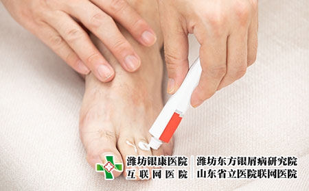 攝圖網_501661624_腳部涂抹藥膏（企業商用）