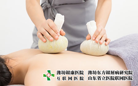 攝圖網_501763551_按摩師給顧客做泰式spa艾草理療（企業商用）