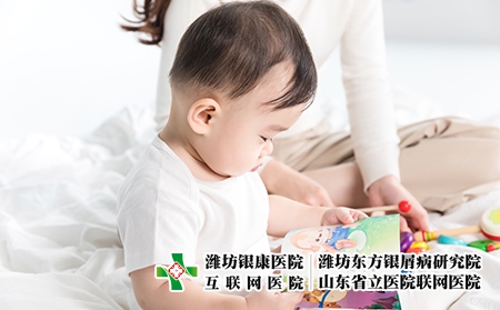 攝圖網_501154824_嬰兒翻閱書籍（企業商用）