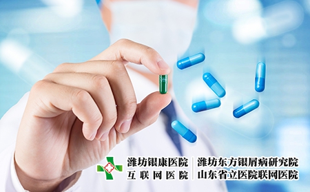 攝圖網_500691006_醫生手拿藥物(企業商用) 攝圖網_500691006_醫生手拿藥物(企業商用)