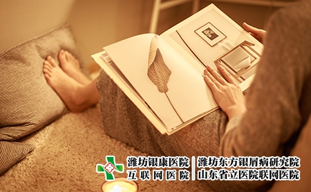 攝圖網_500154871_溫馨生活翻看雜志（企業商用）