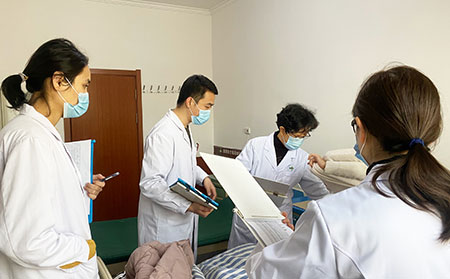 銀屑病名醫(yī)會(huì)診查房